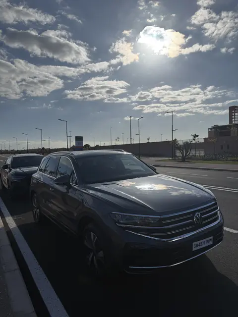 Volkswagen Touareg — Riani Rental Car
