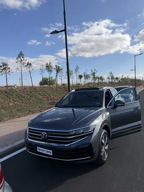 Volkswagen Touareg — Riani Rental Car