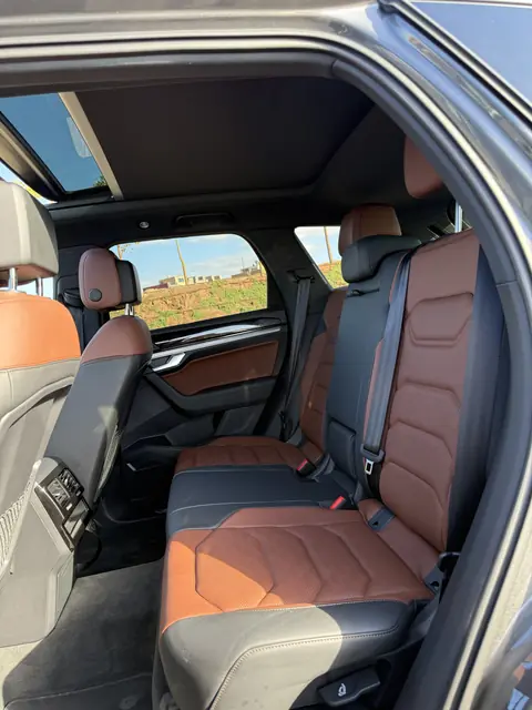 Volkswagen Touareg — Riani Rental Car